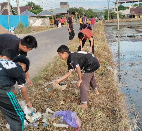 Hari Buruh Jadi Ajang Peduli, Santri PPTQ Wahdah Sinjai Turun ke Masyarakat