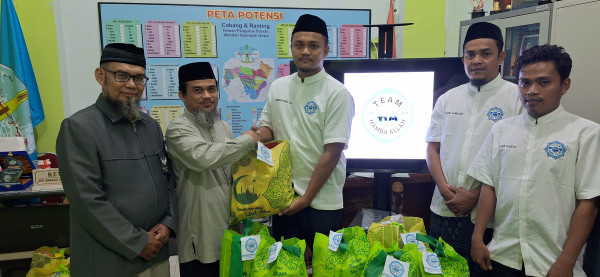 Ketua Tim Hamba Allah Bagikan Paket Lebaran kepada Para Murabbi di Gowa