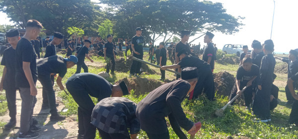 Kerja bakti wahdah islamiyah Bulukumba :membersihkan lingkungan dan meningkatkan kesadaran